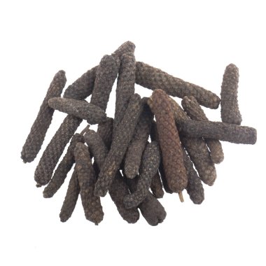 beyaz arka plan üzerinde izole uzun karabiber yığını