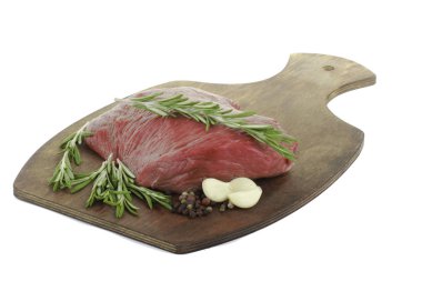 beyaz arka plan üzerinde izole hardboard taze çiğ sığır eti biftek