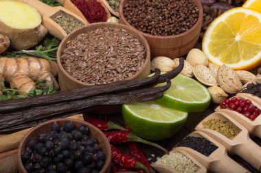 pazar tezgahında çeşitli tohum ve fındık