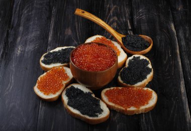 Kırmızı ve siyah havyar. 