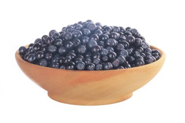 beyaz arka plan üzerinde izole ahşap kase içinde bilberries, yakın çekim