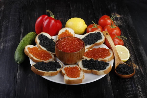 Kırmızı ve siyah havyar. 