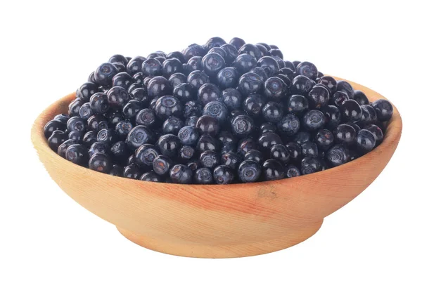 beyaz arka plan üzerinde izole ahşap kase içinde bilberries, yakın çekim