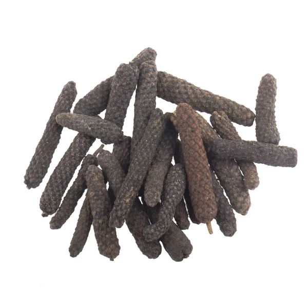 beyaz arka plan üzerinde izole uzun karabiber yığını