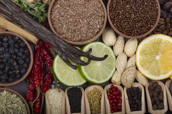 pazar tezgahında çeşitli tohum ve fındık