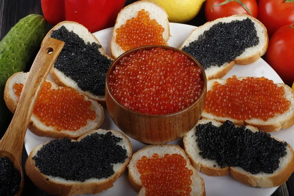 Kırmızı ve siyah havyar. 