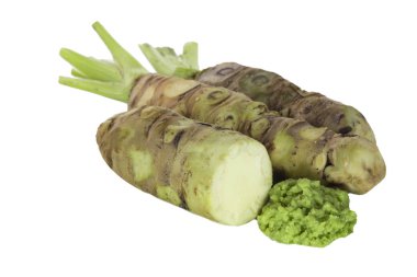 beyaz arka plan üzerinde izole wasabi kökleri, yakın çekim  