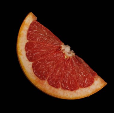 koyu arka plan üzerinde olgun greyfurt, yakın çekim  