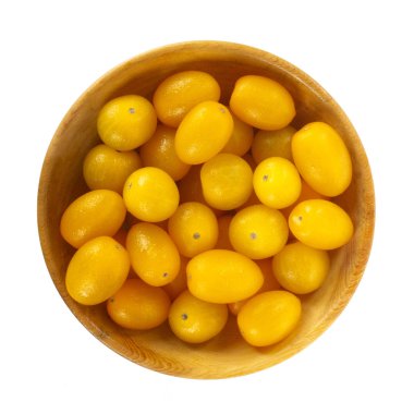 beyaz arka plan üzerinde izole taze sarı domates ile kase