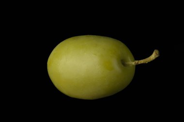 siyah arka plan üzerinde yeşil olgun zeytin, yakın çekim 