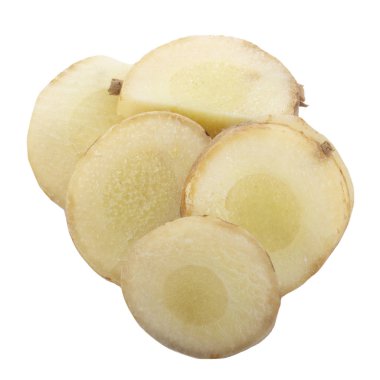 beyaz arka plan üzerinde izole galanga kökü parçaları, yakın çekim  