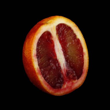 koyu arka plan üzerinde olgun kırmızı turuncu, yakın çekim 