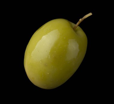 siyah arka plan üzerinde yeşil olgun zeytin, yakın çekim 