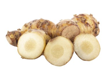 beyaz arka plan üzerinde izole galanga kökü parçaları, yakın çekim  