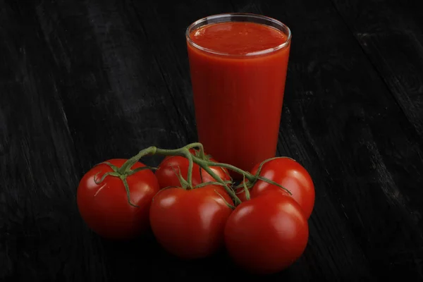 Tomates Frescos Com Suco Sobre Fundo Preto — Fotografia de Stock