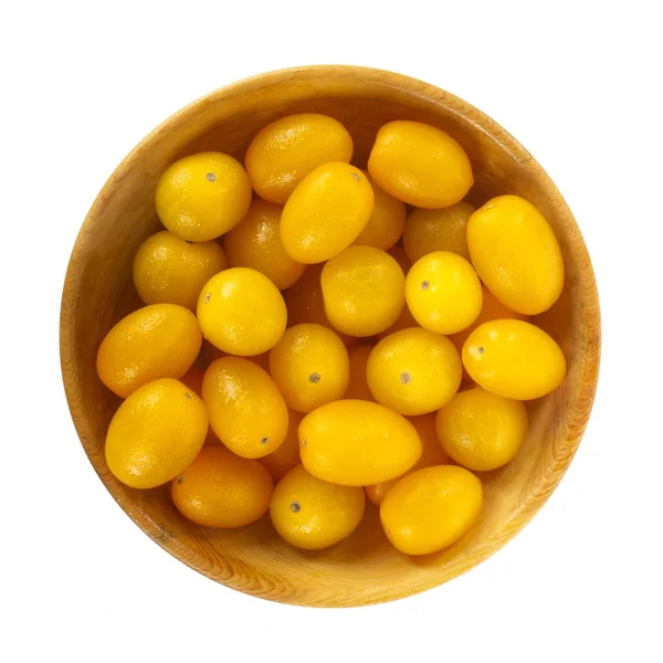 beyaz arka plan üzerinde izole taze sarı domates ile kase