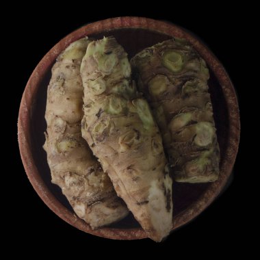 beyaz arka plan üzerinde izole wasabi kökleri, yakın çekim  