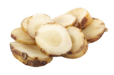 beyaz arka plan üzerinde izole galanga kökü parçaları, yakın çekim  