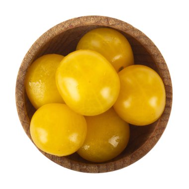 beyaz arka plan üzerinde izole taze sarı domates ile kase