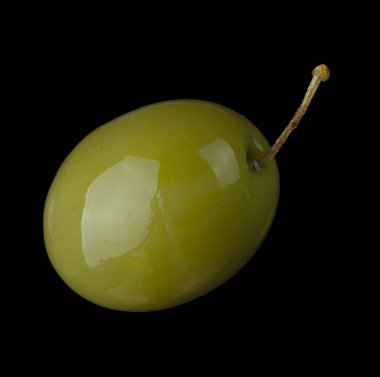 siyah arka plan üzerinde yeşil olgun zeytin, yakın çekim 