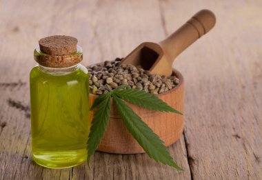 arkaplanda yeşil yapraklar, kapat