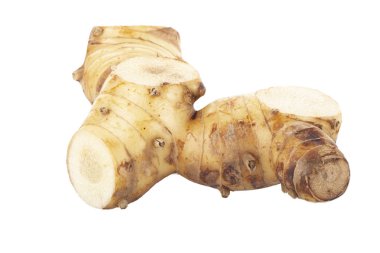 beyaz arka planda izole galanga kökü, yakın çekim  