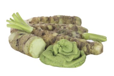 beyaz arka plan üzerinde izole wasabi kökleri, yakın çekim  