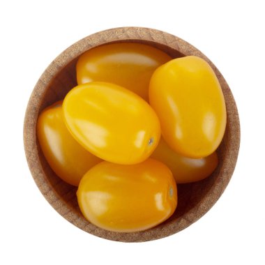 beyaz arka plan üzerinde izole taze sarı domates ile kase