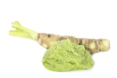 beyaz arka planda izole wasabi kökü, yakın çekim  