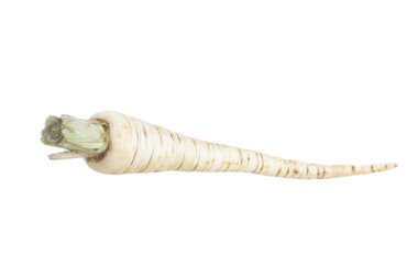 Beyaz arkaplanda izole edilmiş maydanoz kökü