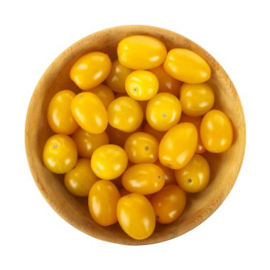 beyaz arka plan üzerinde izole taze sarı domates ile kase