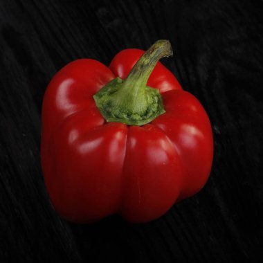 Siyah arkaplanda kırmızı dolma biber