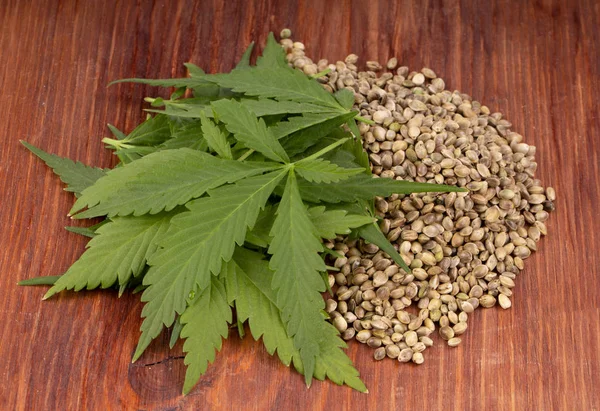 arkaplanda yeşil yapraklar, kapat