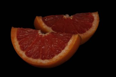 koyu arka plan üzerinde olgun greyfurt, yakın çekim  