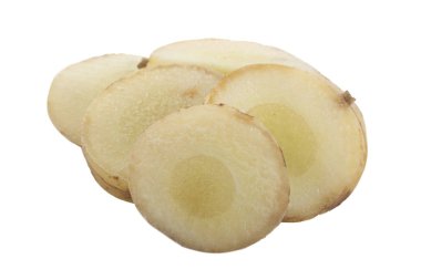 beyaz arka plan üzerinde izole galanga kökü parçaları, yakın çekim  