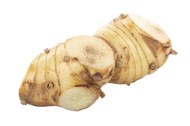 beyaz arka planda izole galanga kökü, yakın çekim  