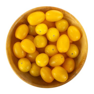 beyaz arka plan üzerinde izole taze sarı domates ile kase