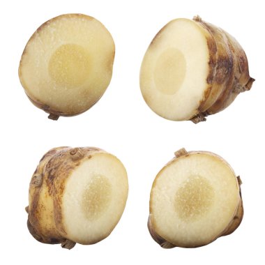 beyaz arka plan üzerinde izole galanga kökü parçaları, yakın çekim  