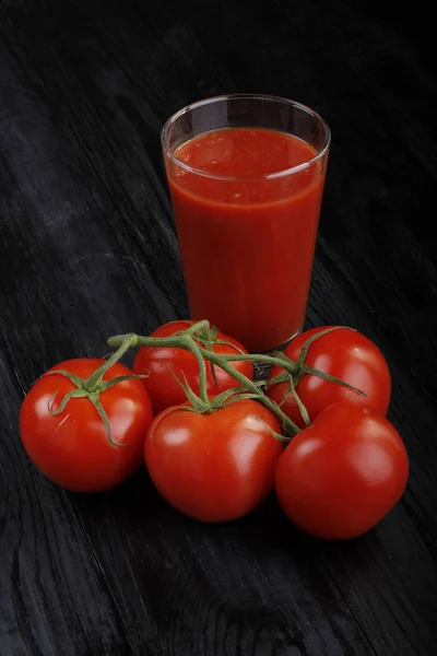 Frische Tomaten Mit Saft Auf Schwarzem Hintergrund — Stockfoto