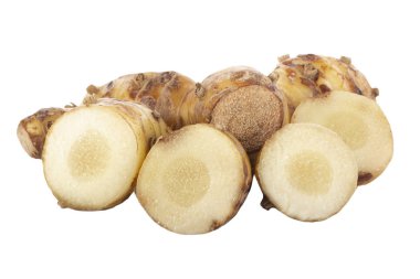 beyaz arka plan üzerinde izole galanga kökü parçaları, yakın çekim  