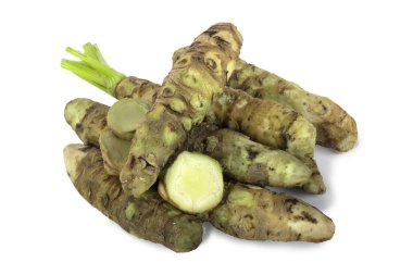 beyaz arka plan üzerinde izole wasabi kökleri, yakın çekim  