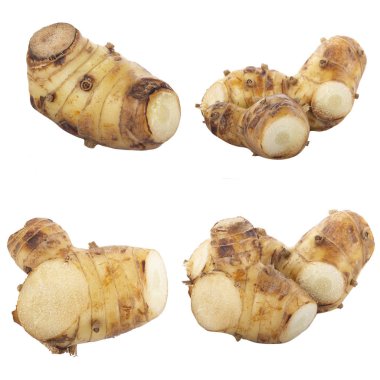 beyaz arka plan üzerinde izole galanga kökü parçaları, yakın çekim  