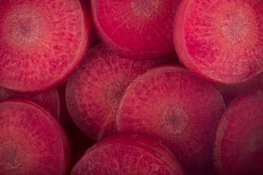 beyaz arka planda yalıtılmış kök dilimleri