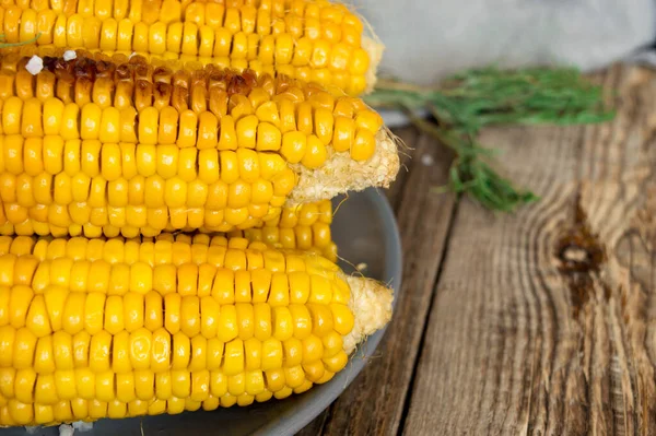 Grillad Majs Kokt Majs Vit Tallrik Trä Vegetarisk Mat Hälsosam — Stockfoto