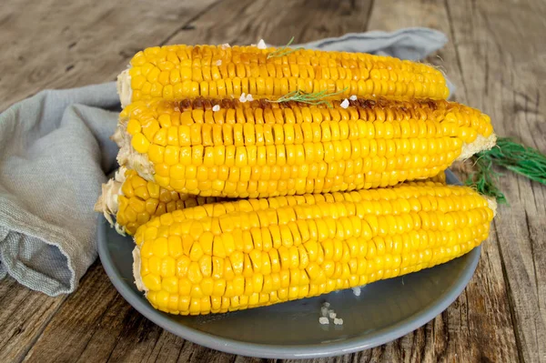 Maíz Parrilla Maíz Hervido Plato Blanco Madera Comida Vegetariana Comida — Foto de Stock