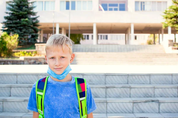 Buon Scolaro Sorridente Sullo Sfondo Della Scuola Ragazzo Della Scuola — Foto Stock