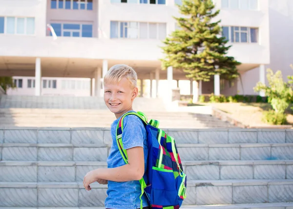 Buon Scolaro Sorridente Con Zaino Sullo Sfondo Della Scuola Torniamo — Foto Stock