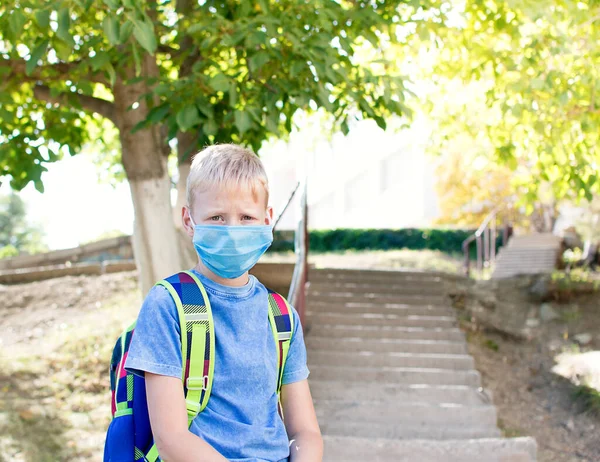 Okula Dönelim Kızın Yüzünde Okul Çantasıyla Koruyucu Bir Maske Takmış — Stok fotoğraf