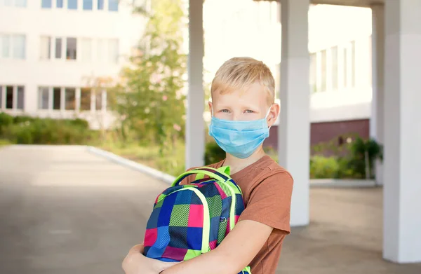 Vuelta Escuela Niño Edad Escolar Con Una Máscara Médica Protectora —  Fotos de Stock