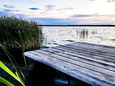 Akşam gölü. El değmemiş doğa. Romantik açık hava eğlencesi. El değmemiş doğal yerlerde seyahat. Sazlıkta gün batımı.
